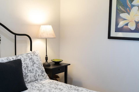 Alderwood Cottage - Cottage W Gorgeous Dam Views! - Darwin Holiday 4