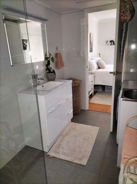 All The Comforts By The Lake - Darwin Holiday 3