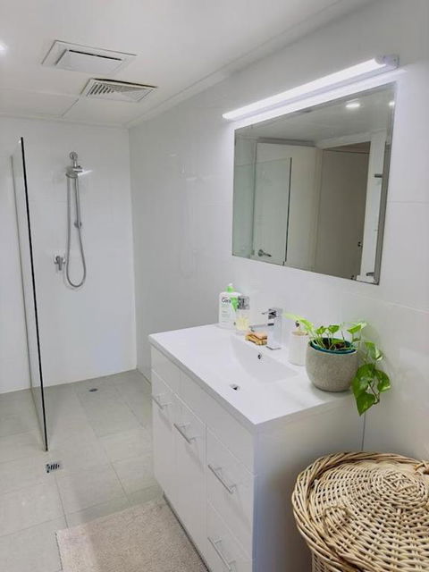 All The Comforts By The Lake - Darwin Holiday 4