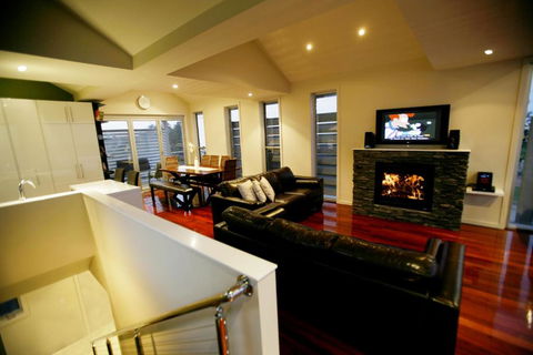 Aloha Beachfront Port Fairy - Darwin Holiday 2
