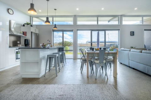 Amaroo 1 - Freycinet Holiday Houses - Darwin Holiday 0