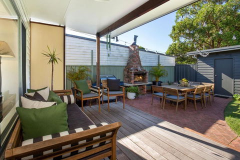 Amaroo - Pet Friendly - 2 Mins Walk To Beach - Outdoor Fireplace - Darwin Holiday 0