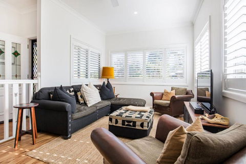 Amaroo - Pet Friendly - 2 Mins Walk To Beach - Outdoor Fireplace - Darwin Holiday 1