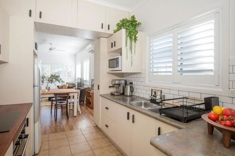 Amaroo - Pet Friendly - 2 Mins Walk To Beach - Outdoor Fireplace - Darwin Holiday 4