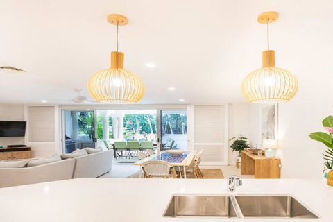 Amaroo Villa - Absolute Beachfront Port Douglas - Darwin Holiday 2