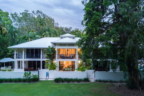 Amaroo Villa - Absolute Beachfront Port Douglas - Darwin Holiday 3