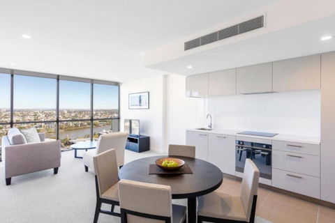 Amazing 2BR Delicate Apt, 1min To Train Station - Darwin Holiday 4