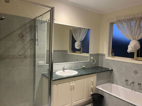 Amazing Private Bedrooms In Doncaster East Near School - Darwin Holiday 3