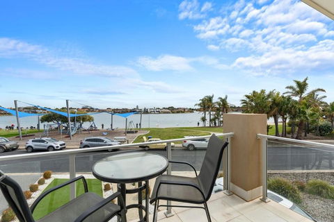 Amazing Lake View Family-friendly Holiday Home - Darwin Holiday 1