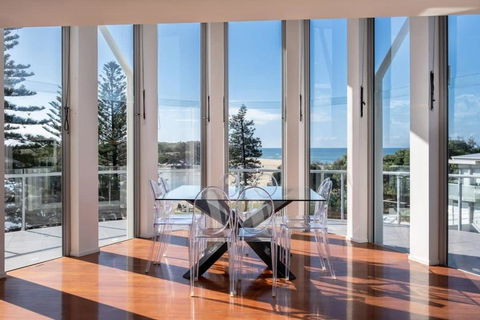 Amazing Currimundi Lakefront Ocean Penthouse - Darwin Holiday 1