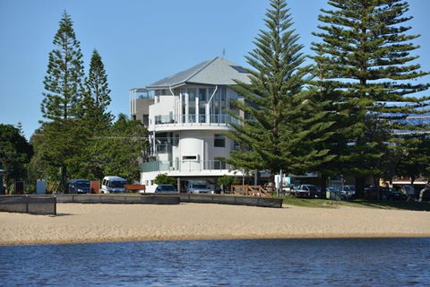 Amazing Currimundi Lakefront Ocean Penthouse - Darwin Holiday 4