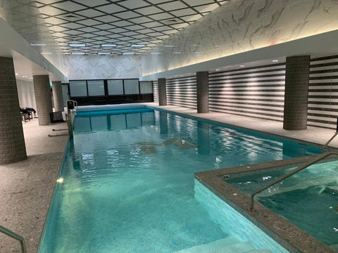 Amazing 1 Bedroom Apt With Large Living & Extra Sleeping Space -up To 5 Ppl Plus Gym Jacuzzi Spa Pool Sauna And Garden With BBQ - Darwin Holiday 2