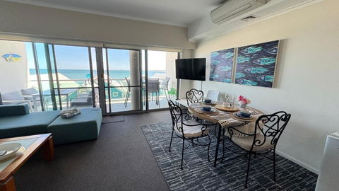 AN OCEAN,BEACHFRONT AND POOL VIEW Apartment 210 - Darwin Holiday 4