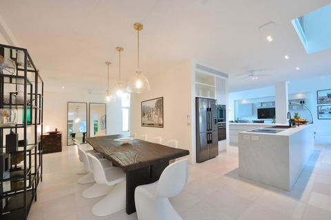Anjea - Luxury 5 Bedroom Home By The Beach - Darwin Holiday 1