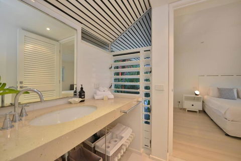 Anjea - Luxury 5 Bedroom Home By The Beach - Darwin Holiday 3