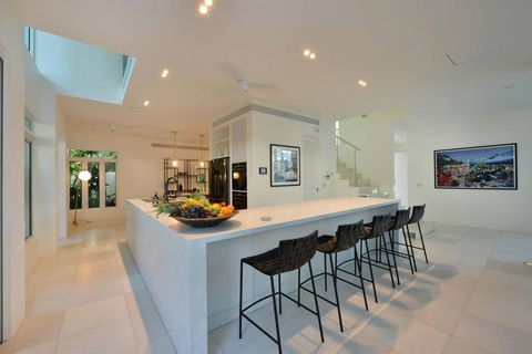 Anjea - Luxury 5 Bedroom Home By The Beach - Darwin Holiday 4