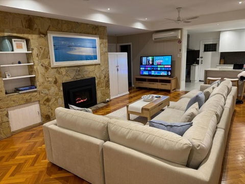 AMAZING Location! 1 Min Stroll To Beach & Sea Views! - Darwin Holiday 1
