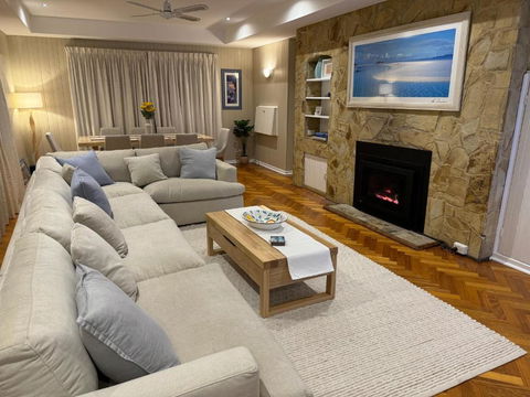 AMAZING Location! 1 Min Stroll To Beach & Sea Views! - Darwin Holiday 0