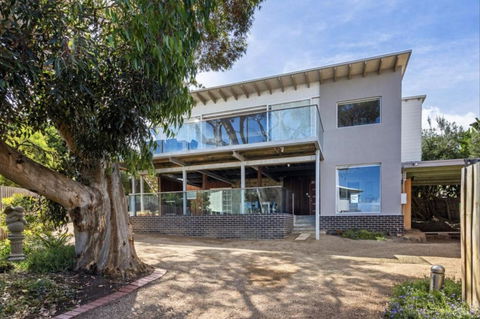 AMAZING Location! 1 Min Stroll To Beach & Sea Views! - Darwin Holiday 3