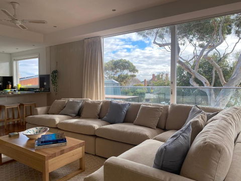 AMAZING Location! 1 Min Stroll To Beach & Sea Views! - Darwin Holiday 4