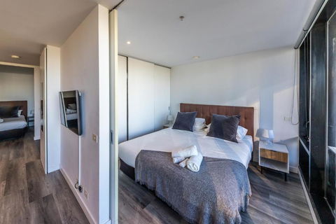 Aura2107, 2 Bedroom Apartment With Balcony, Stunning Yarra River And City Views - Darwin Holiday 4