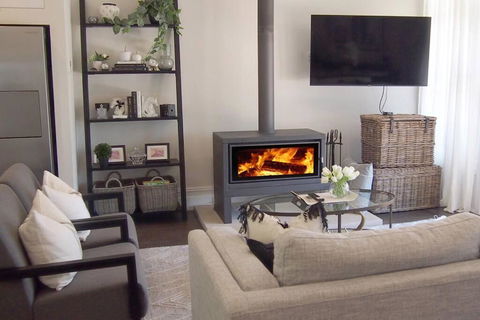 Antler & Oak Cottage: Provincial Luxe In Moss Vale - Darwin Holiday 4