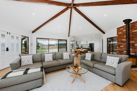 Anton Pavilion - Cheerful Country Solace In Mudgee - Darwin Holiday 0