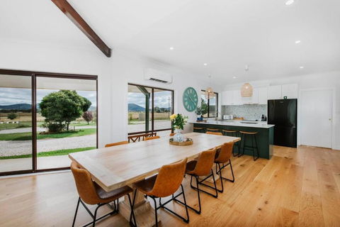 Anton Pavilion - Cheerful Country Solace In Mudgee - Darwin Holiday 1