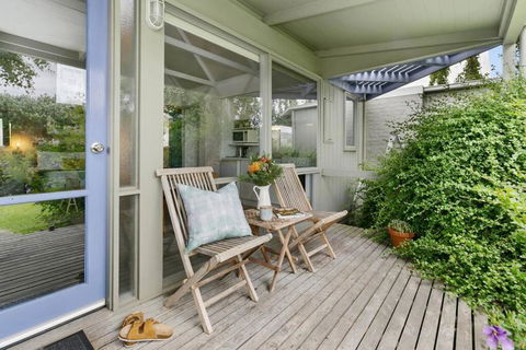 Apollo Bay Beach Bungalow - Couples Retreat - Darwin Holiday 0