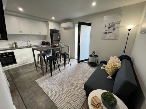 Apt With Aircon & Loft Bedroom Great Location - Darwin Holiday 1