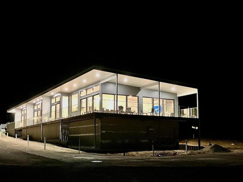 Apt02-The SS James Comrie - Darwin Holiday 4