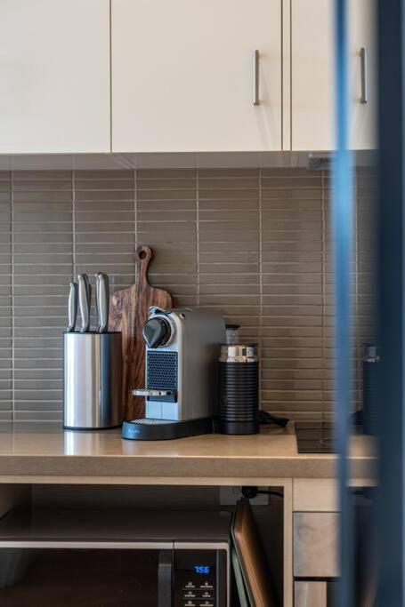 Aqua By The Sea - 1BR, Beachfront, Pool & Gym - Darwin Holiday 2