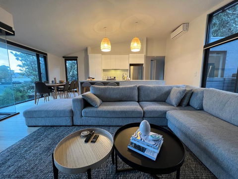 Architect Designed 4 Bedroom With Ocean Views From Every Room - Darwin Holiday 2
