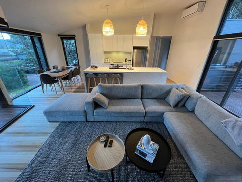 Architect Designed 4 Bedroom With Ocean Views From Every Room - Darwin Holiday 4