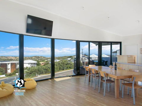 Architect Designed Beach House With Sweeping Views - Darwin Holiday 1
