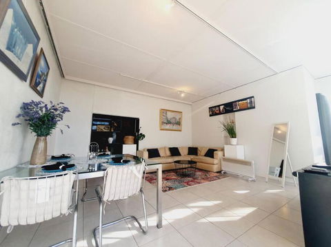 Architectural Bright Open 2B&1B Home With A Private Garden At Yarralumla - Darwin Holiday 4