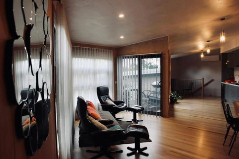 Architectural Crisp & Convenient Location - Darwin Holiday 2