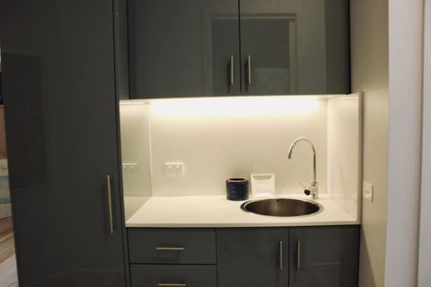 Architectural Crisp & Convenient Location - Darwin Holiday 3