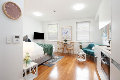 Art Deco Designer Studio In Lewisham - Darwin Holiday 1