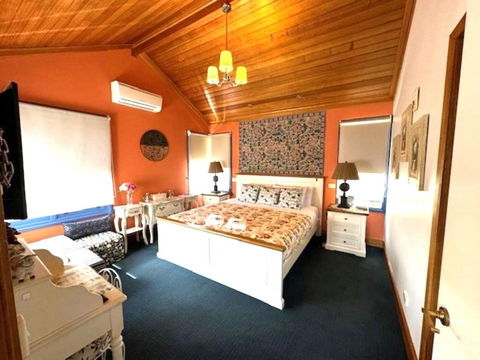 Artee House - A Bright Escape - Darwin Holiday 2