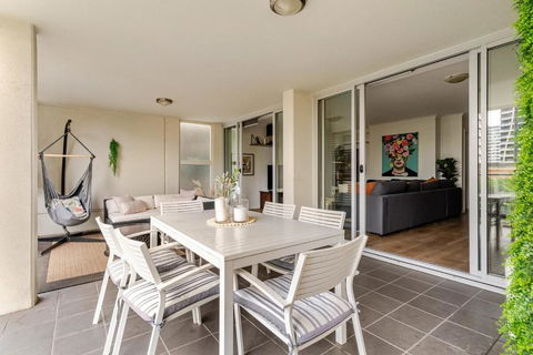 Artist Retreat With HUGE Entertaining Balcony - Darwin Holiday 1