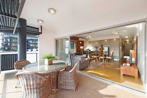 Artistic City Escape With Balcony And Parking - Darwin Holiday 0