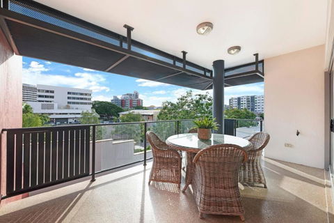 Artistic City Escape With Balcony And Parking - Darwin Holiday 4