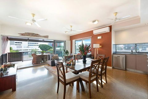 Artistic City Escape With Balcony And Parking - Darwin Holiday 3