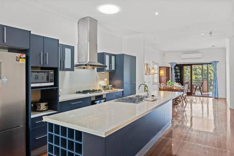 Artistic Queenslander With Park Views - Near City! - Darwin Holiday 2