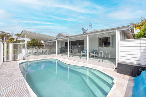 Ash Haven, 19 Ash St - Views, Pool, Air Con, Boat Parking, Wi-Fi - Darwin Holiday 2