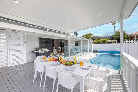 Ash Haven, 19 Ash St - Views, Pool, Air Con, Boat Parking, Wi-Fi - Darwin Holiday 1