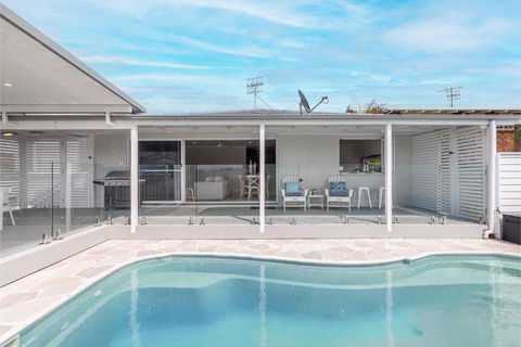 Ash Haven, 19 Ash St - Views, Pool, Air Con, Boat Parking, Wi-Fi - Darwin Holiday 3