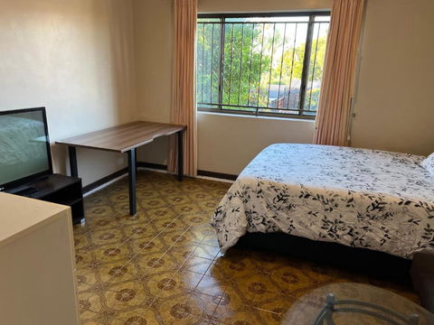 Aspley Bedroom & Share Bathroom With Other Guests - Darwin Holiday 2