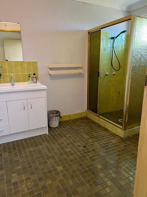 Aspley Large Room & Share Bathroom With Other Guests - Darwin Holiday 3